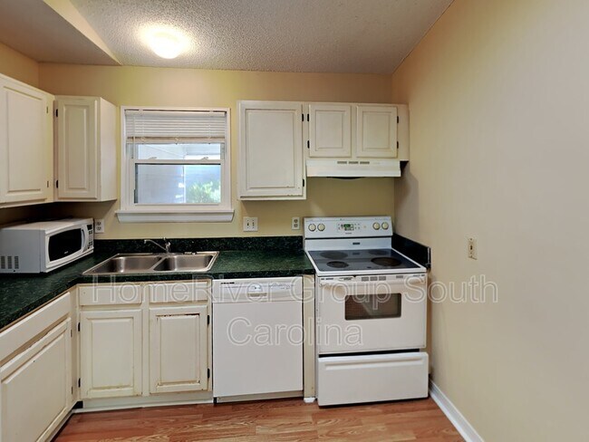 637 Edgewater Ln