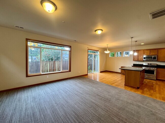 Photo - Well maintained 4bd home in Lynnwood!