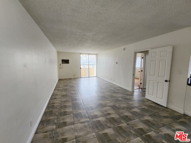 Building Photo - 425 S Kenmore Ave Unit 313