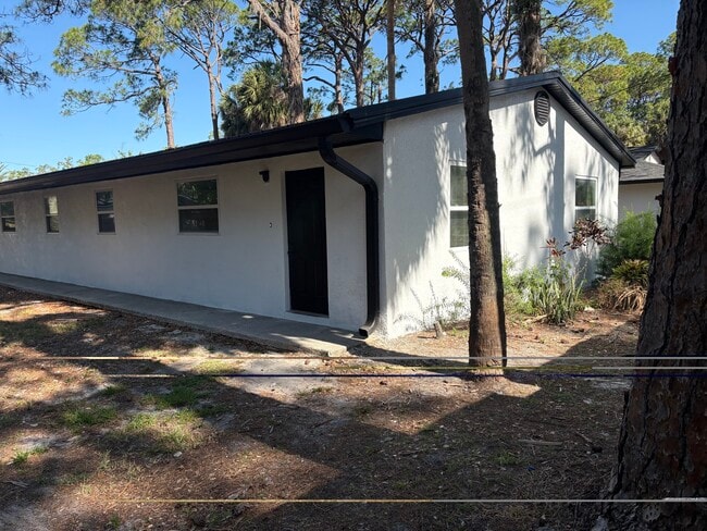 Building Photo - 7133 Pinewood Dr Unit 7133 Pinewood Dr