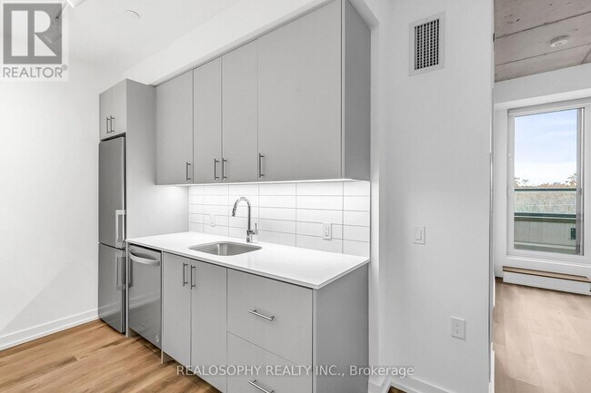 Photo - 115 Larchmount Ave Unit 504