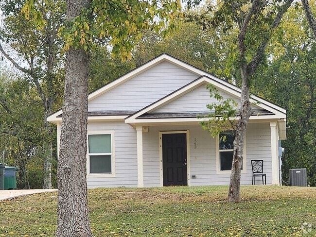 Building Photo - 3-Bedroom, 1-Bath on 1 acre lot Rental