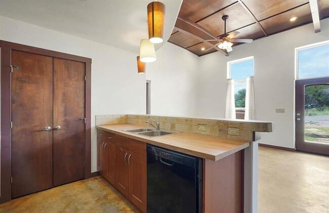 Photo - 658 Maple Ln