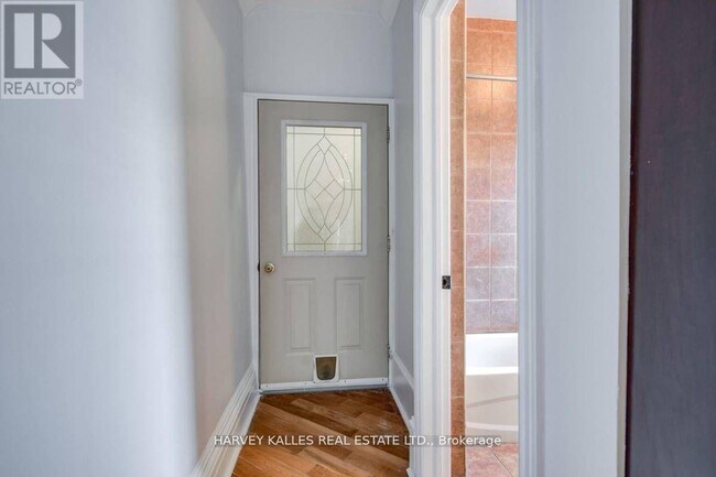 Photo - 1098 Bathurst St