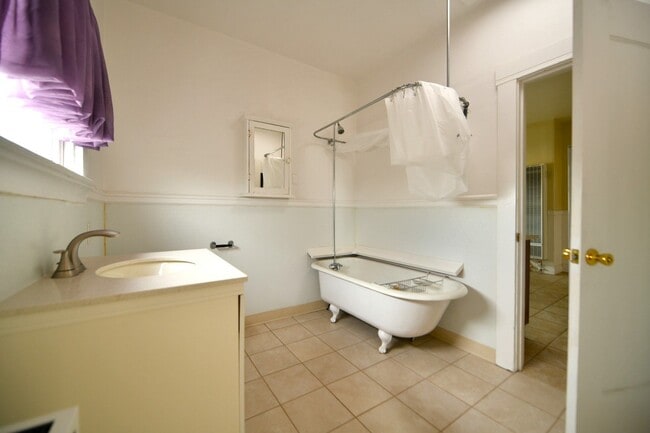 Photo - 1p716 - 3055-3061 Adeline Street Unit 3059