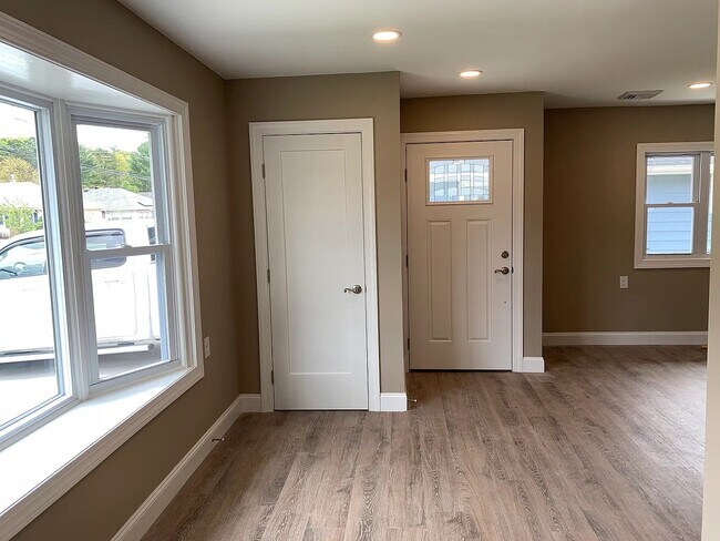 Entrance foyer / Coat hanger closet
