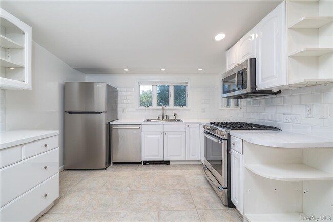 Photo - 2444 Bayview Ave