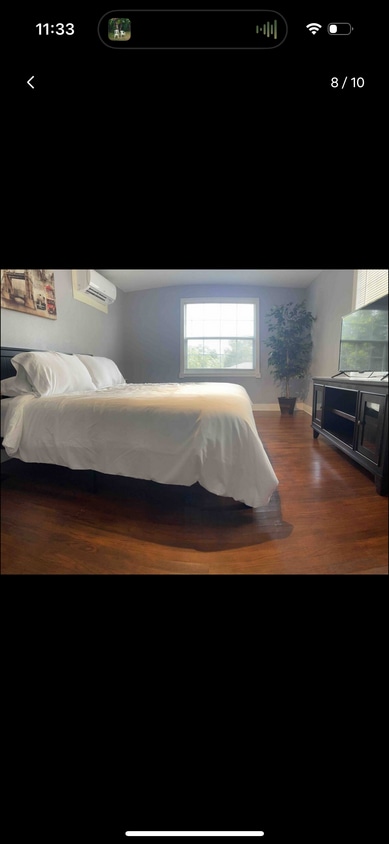 Large room upstairs. - 940 W Fairbanks Ave (Orlando, FL)