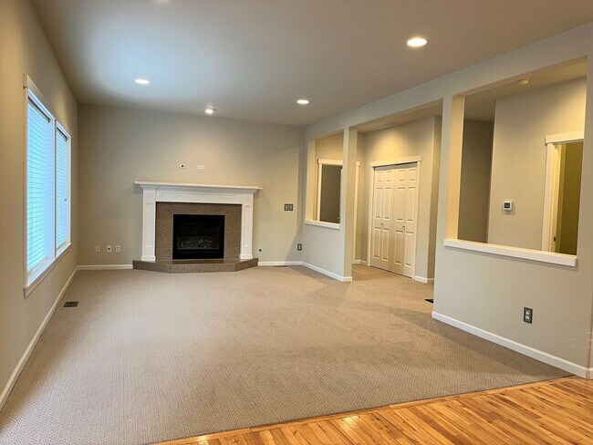 1853 Pointe Woodworth Dr NE