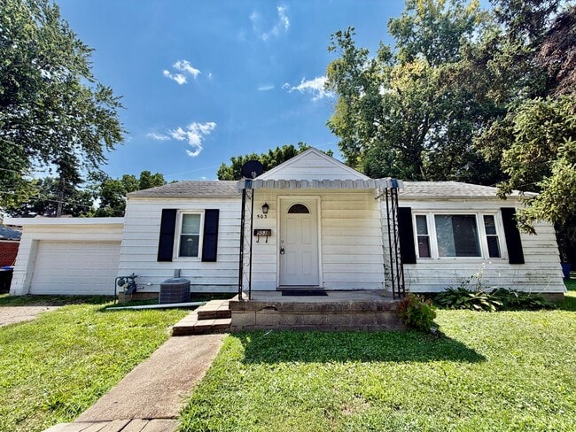 Building Photo - Spacious 3 Bedroom 2 Bathroom Home with Attached Garage!