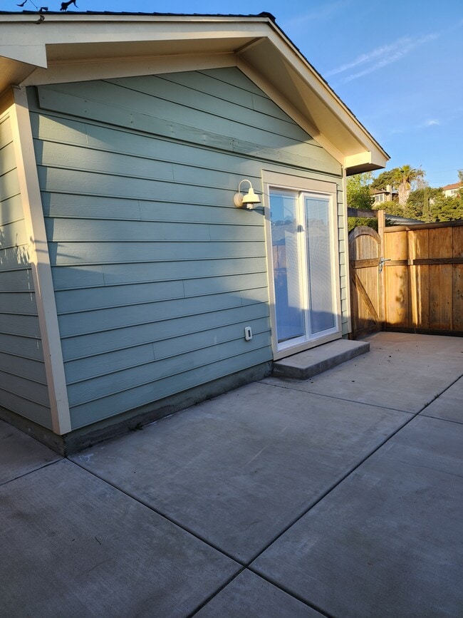 Building Photo - 7721 Marie Ave Unit Studio Apartment