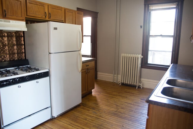 Kitchen - 1309 E Hennepin Ave Unit 2