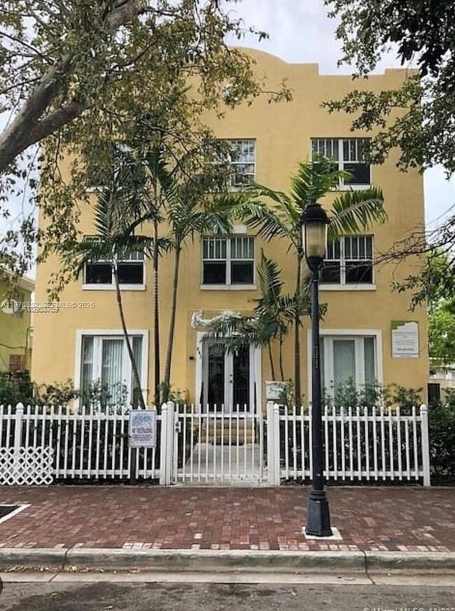 Building Photo - 843 SW 13th Ave Unit 201