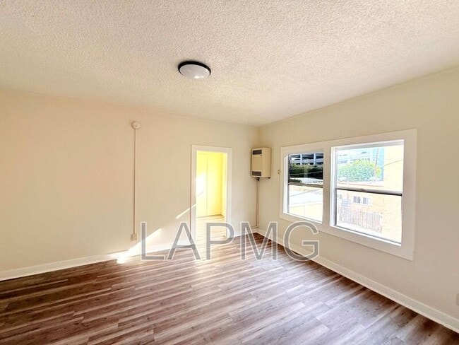 Photo - 1614 N Kenmore Ave