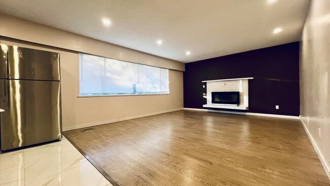 Photo - 9716-9156 156 St