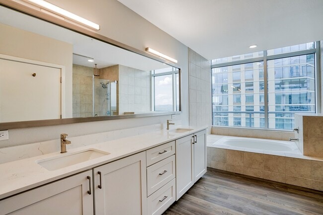 Nuestro penthouse baños están equipados con un tocador doble y bañera