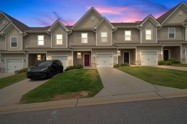 Lovely 3 BR, 2.5 BA Townhome, Centrally lo... - Lovely 3 BR, 2.5 BA Townhome, Centrally lo...