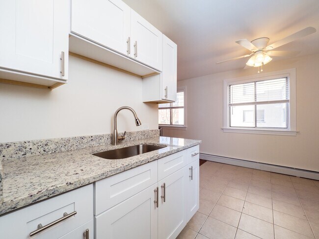 Photo - 1441 W Howard St