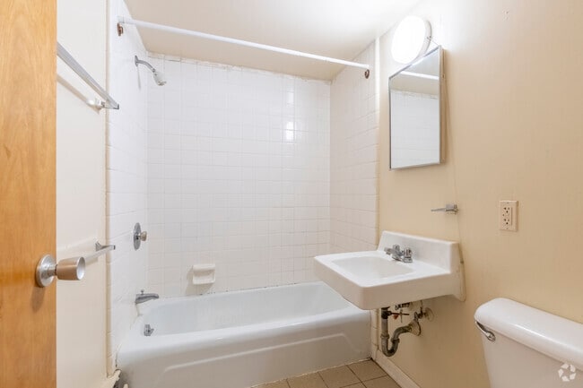 Studio 700SF - Bathroom - 323 Packard St