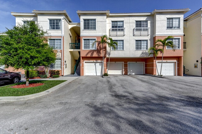 Building Photo - 2210 Myrtlewood Cir E