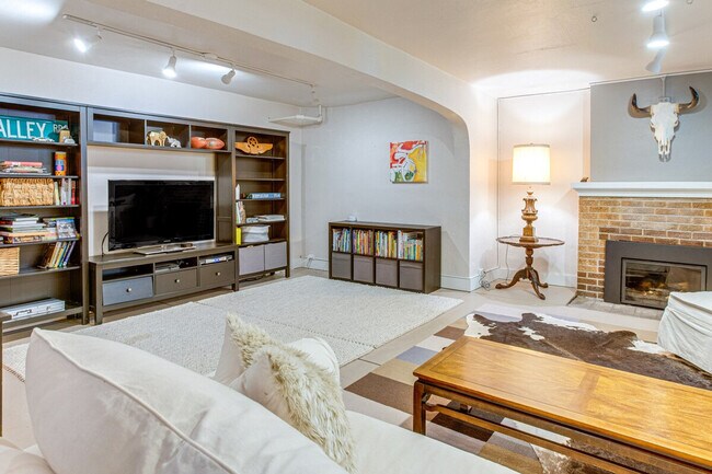 Building Photo - 757 Clayton St