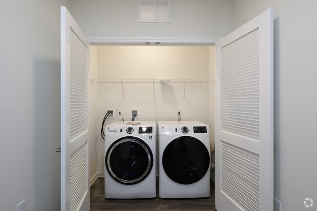 BR, 1BA - 724SF Laundry