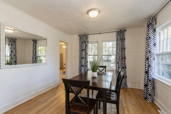 Photo - 8660 Robinson St