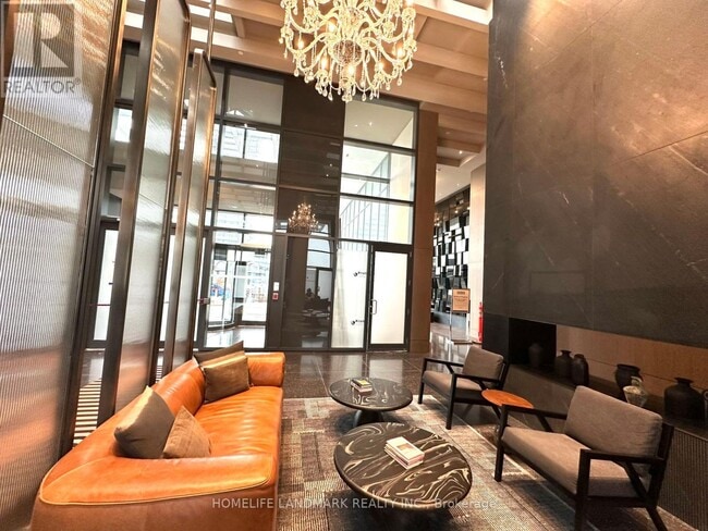 Photo - 28 Interchange Wy Unité 3815