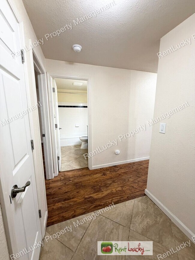 Photo - Great 1 Bedroom Condo in Federal Way! Beautiful Kitchen Finishes and Close to Light Rail! Unidad H1