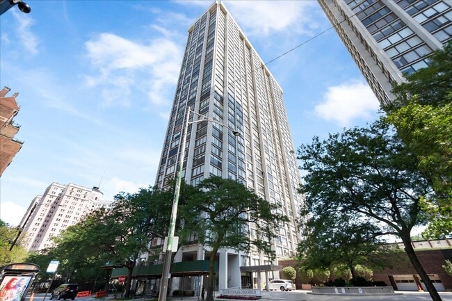 Building Photo - 5455 N Sheridan Rd Unit 805