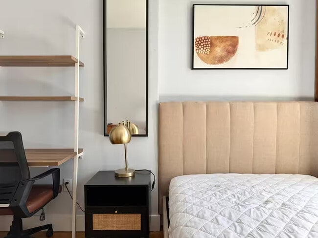 Photo - Prime Bushwick Room, HDTV, 15 min to Manhattan #756 Unit 4