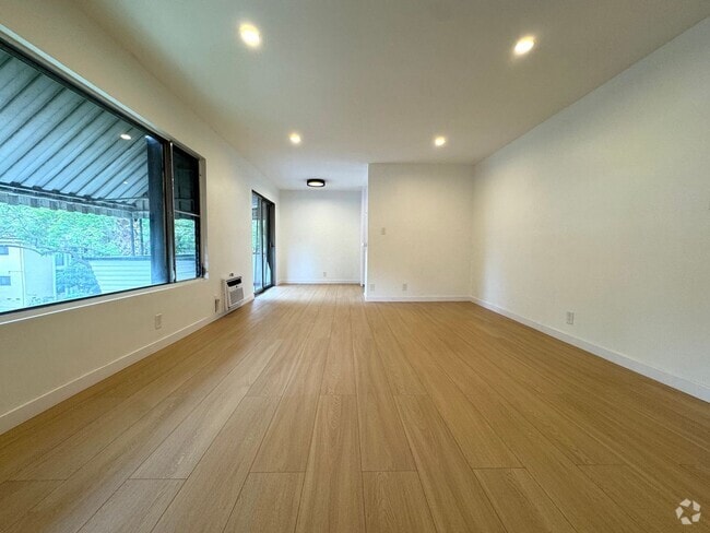 Building Photo - Top Floor Newly Renovated 2-Bedroom in Pri... Unit 06 Rental