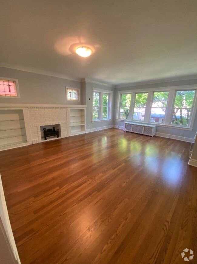 Living room South - 7251 N Claremont Ave Rental