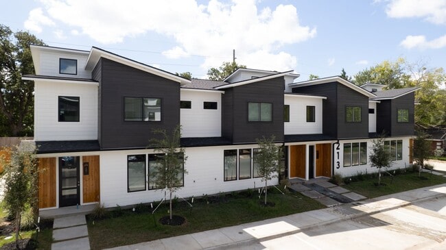 Building Photo - 213 Lynn Dr Unit 213 Lynn Drive #203