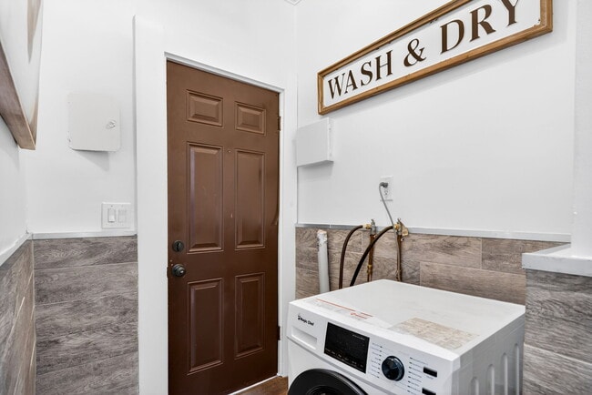 Photo - 5917 Lexington Ave