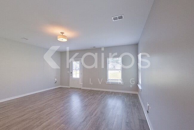 Photo - 655 White Oak Cir