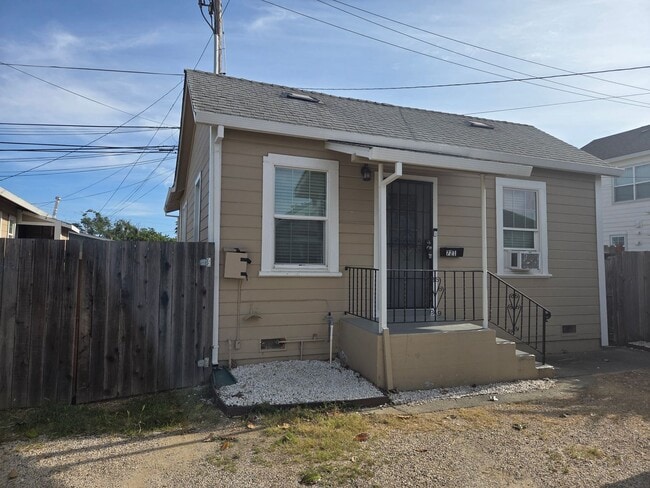 Building Photo - 717-727b Unit 721