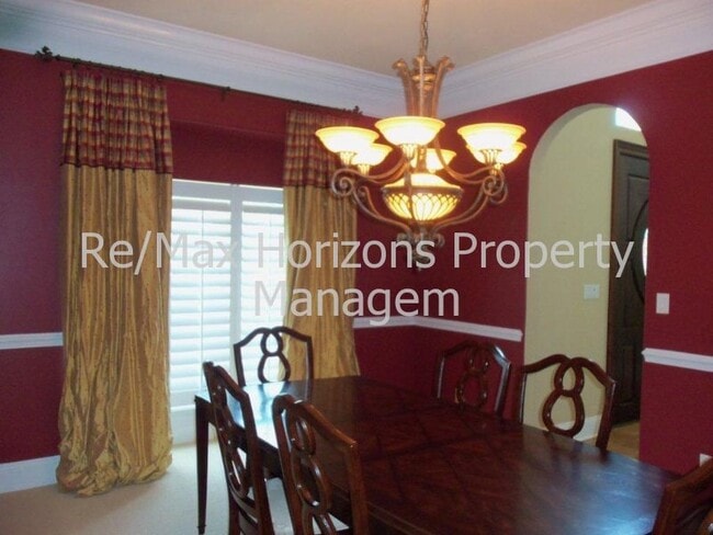 Photo - Magnificent home on golf course!