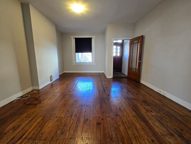 Building Photo - Huge 4 bed 2 full bath home in the heart o...