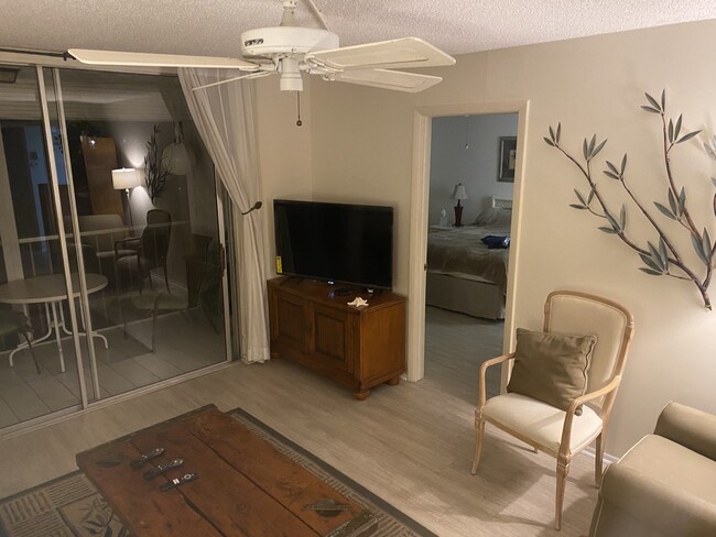 Living Room - Golf course - 190 Turtle Lake Ct Unit 204