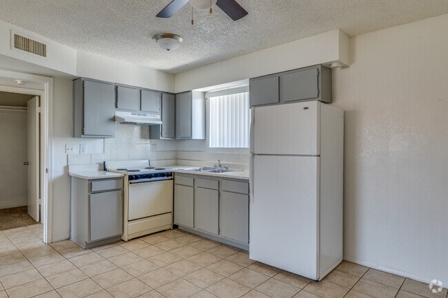 2BR, 1BA - 800SF - Kitchen