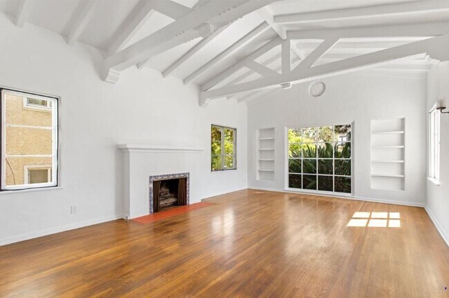 Living/ Family Room - 1123 S Tremaine Ave