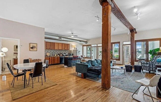 Building Photo - 2412 W North Ave Unit 3