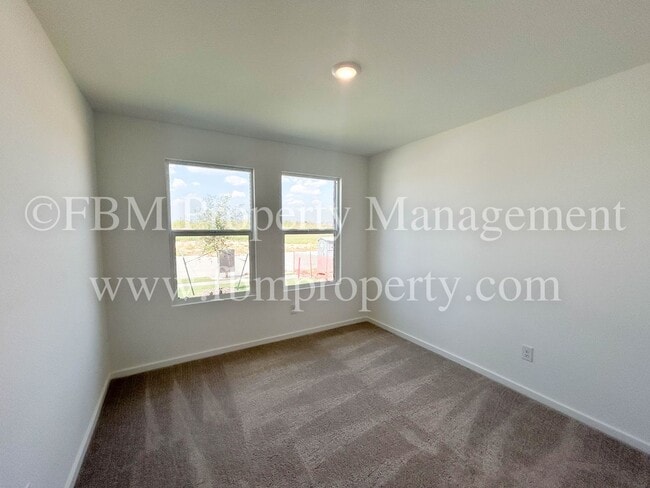 Photo - 644 W Criner St