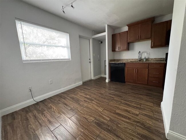 Photo - 505 Varsity St