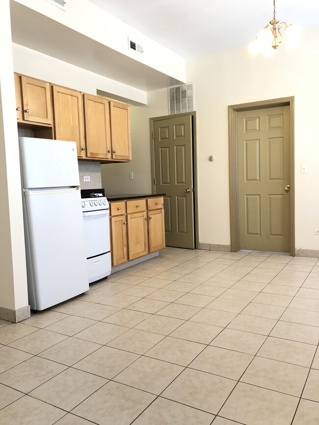 Building Photo - 1425 W Wilson Ave Unit 2M Rental