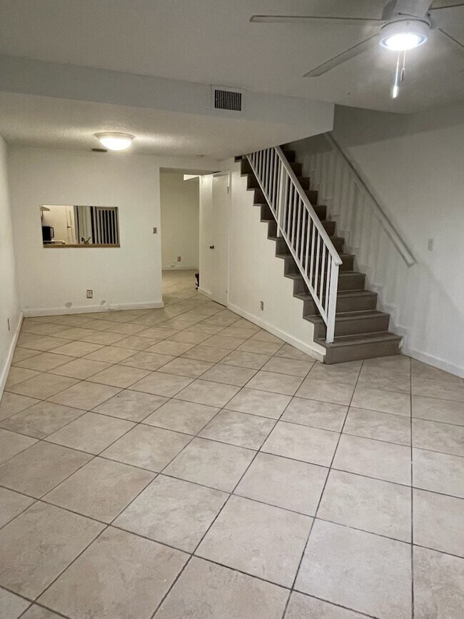 LR/DR - 1807 NE 59th St