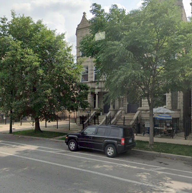Building Photo - 1513 N California Ave Unit 2F Rental