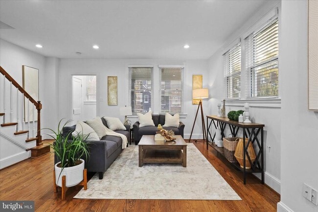 Photo - 521 Quintana Pl NW