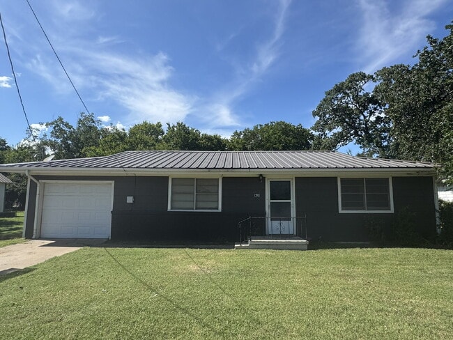 Building Photo - Cozy 2 Bed, 1 Bath Home